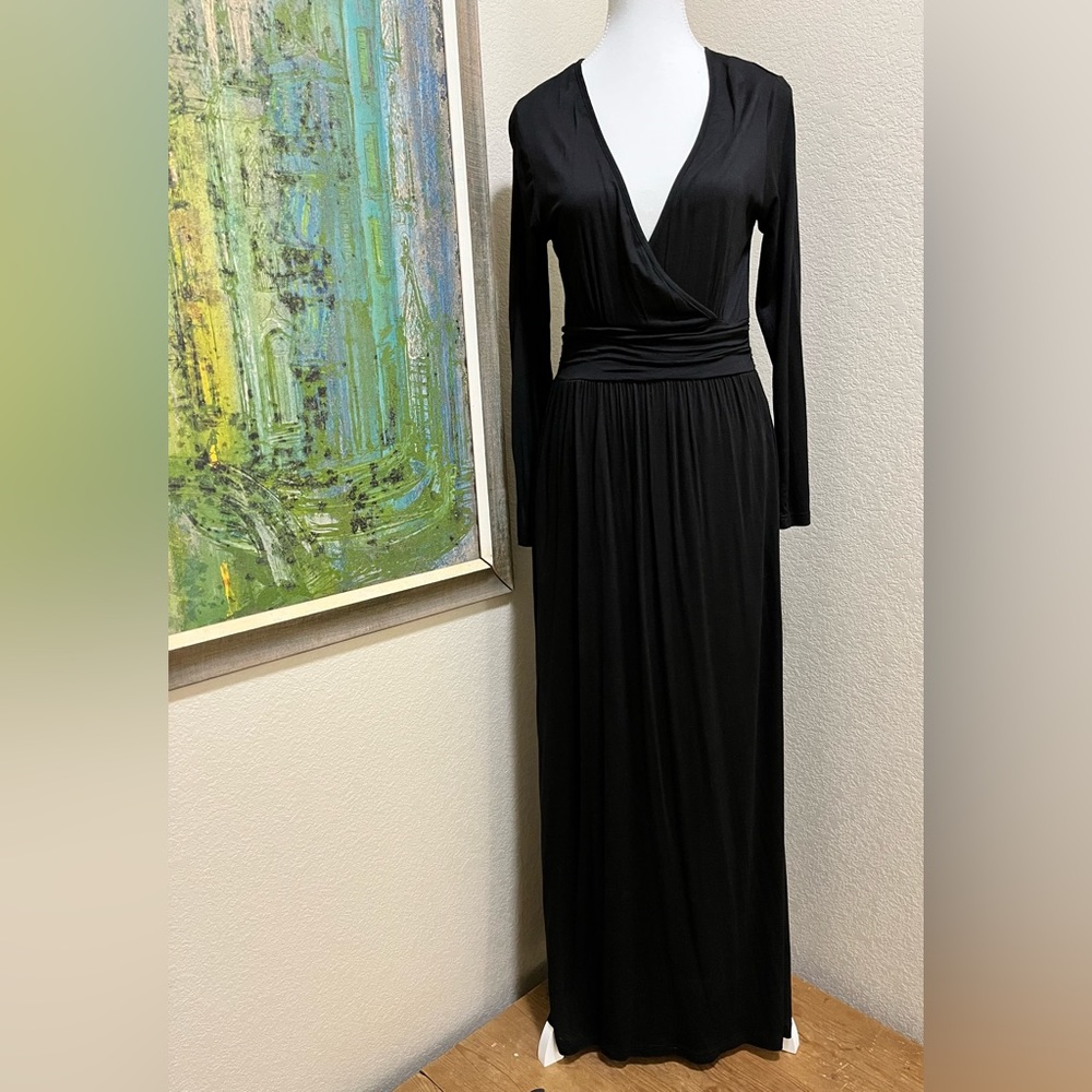 Long black dress with pockets!